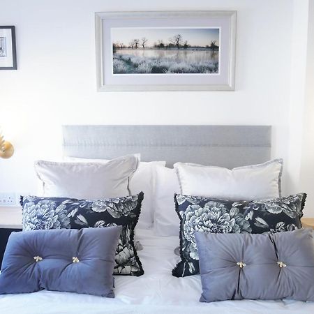 One Bedroom Luxury Ground Floor Apartment With Parking In Heart Holt 홀트 외부 사진