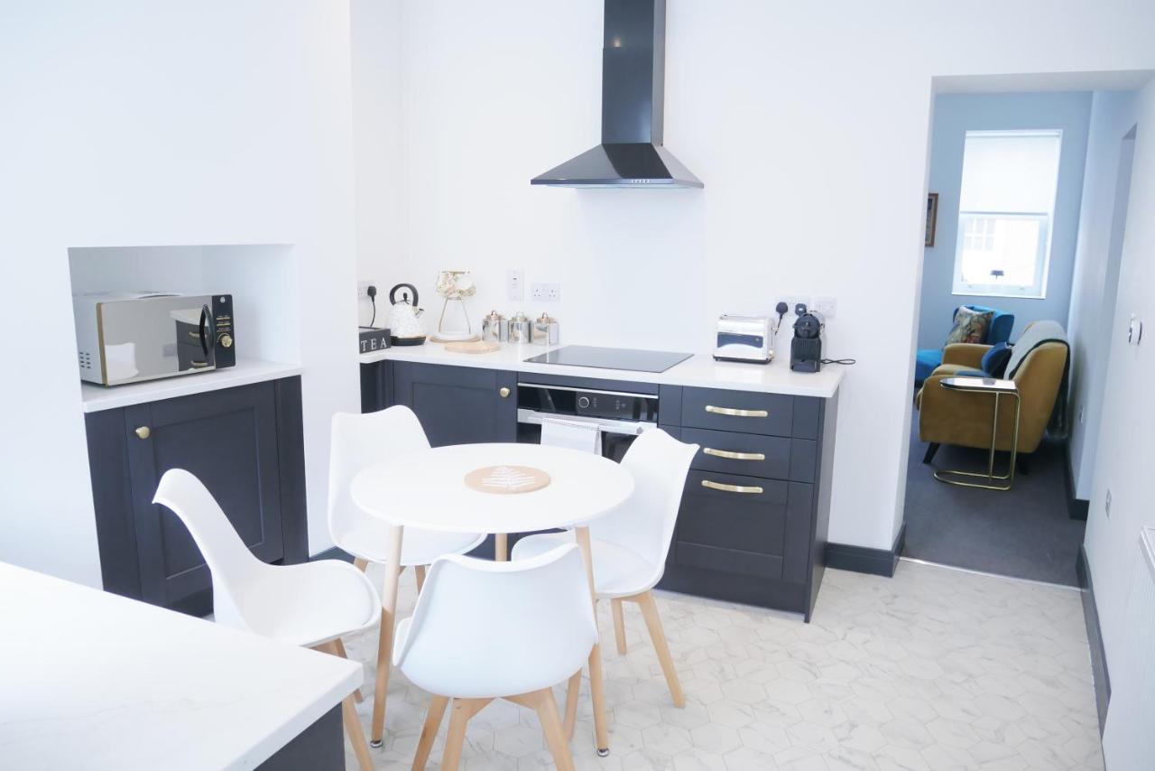 One Bedroom Luxury Ground Floor Apartment With Parking In Heart Holt 홀트 외부 사진
