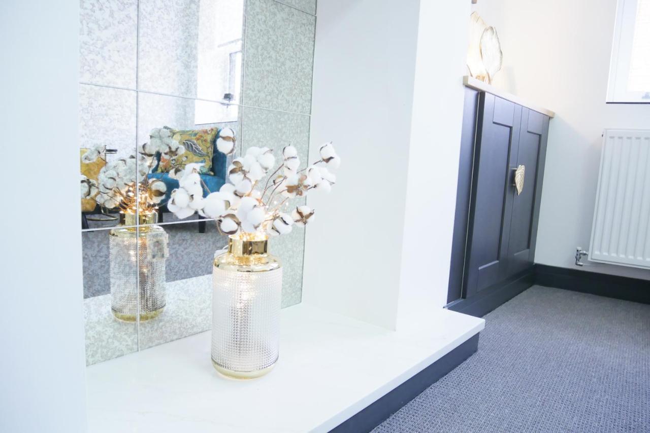 One Bedroom Luxury Ground Floor Apartment With Parking In Heart Holt 홀트 외부 사진