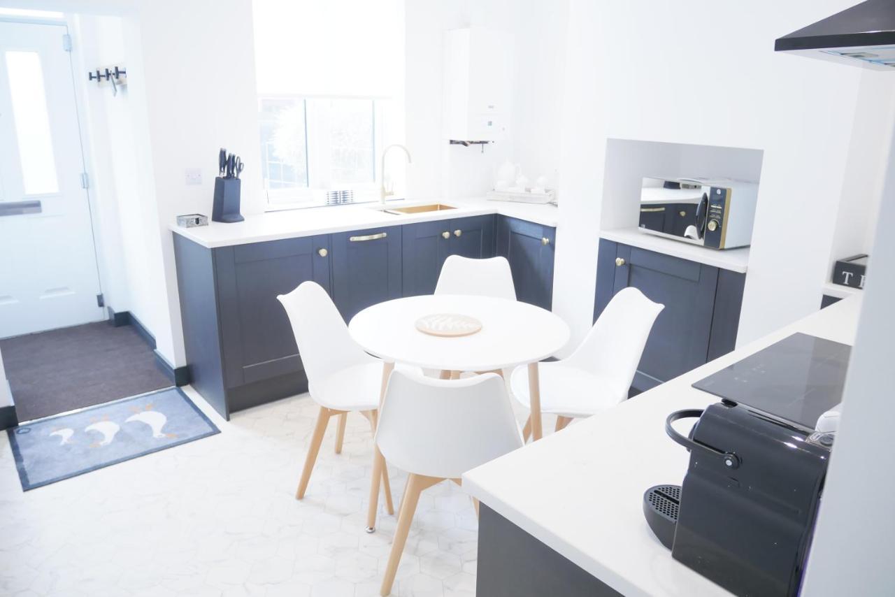 One Bedroom Luxury Ground Floor Apartment With Parking In Heart Holt 홀트 외부 사진