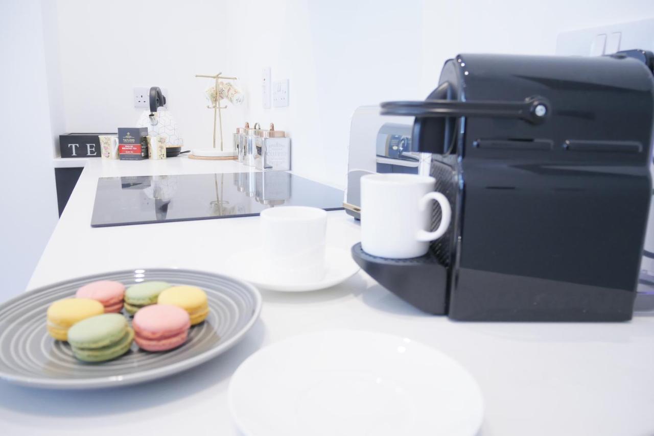 One Bedroom Luxury Ground Floor Apartment With Parking In Heart Holt 홀트 외부 사진