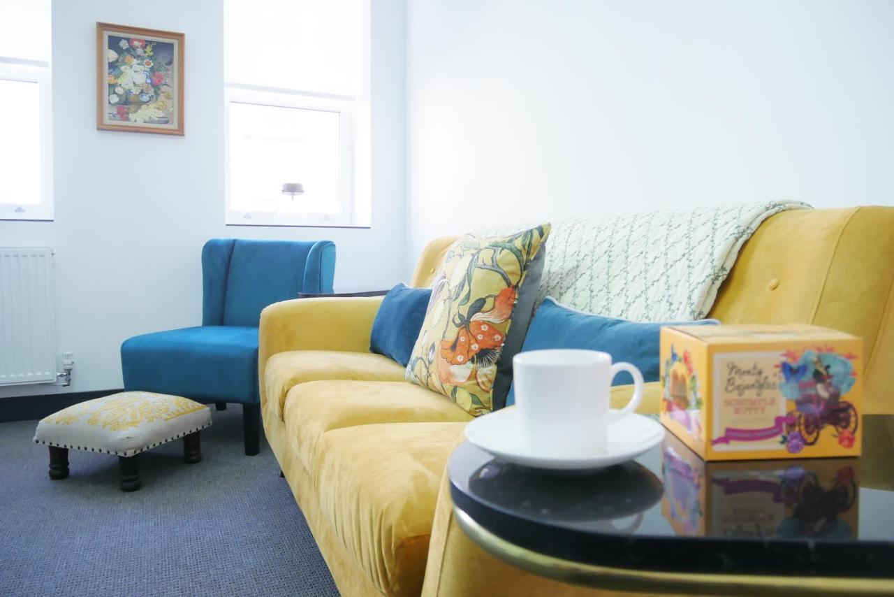 One Bedroom Luxury Ground Floor Apartment With Parking In Heart Holt 홀트 외부 사진