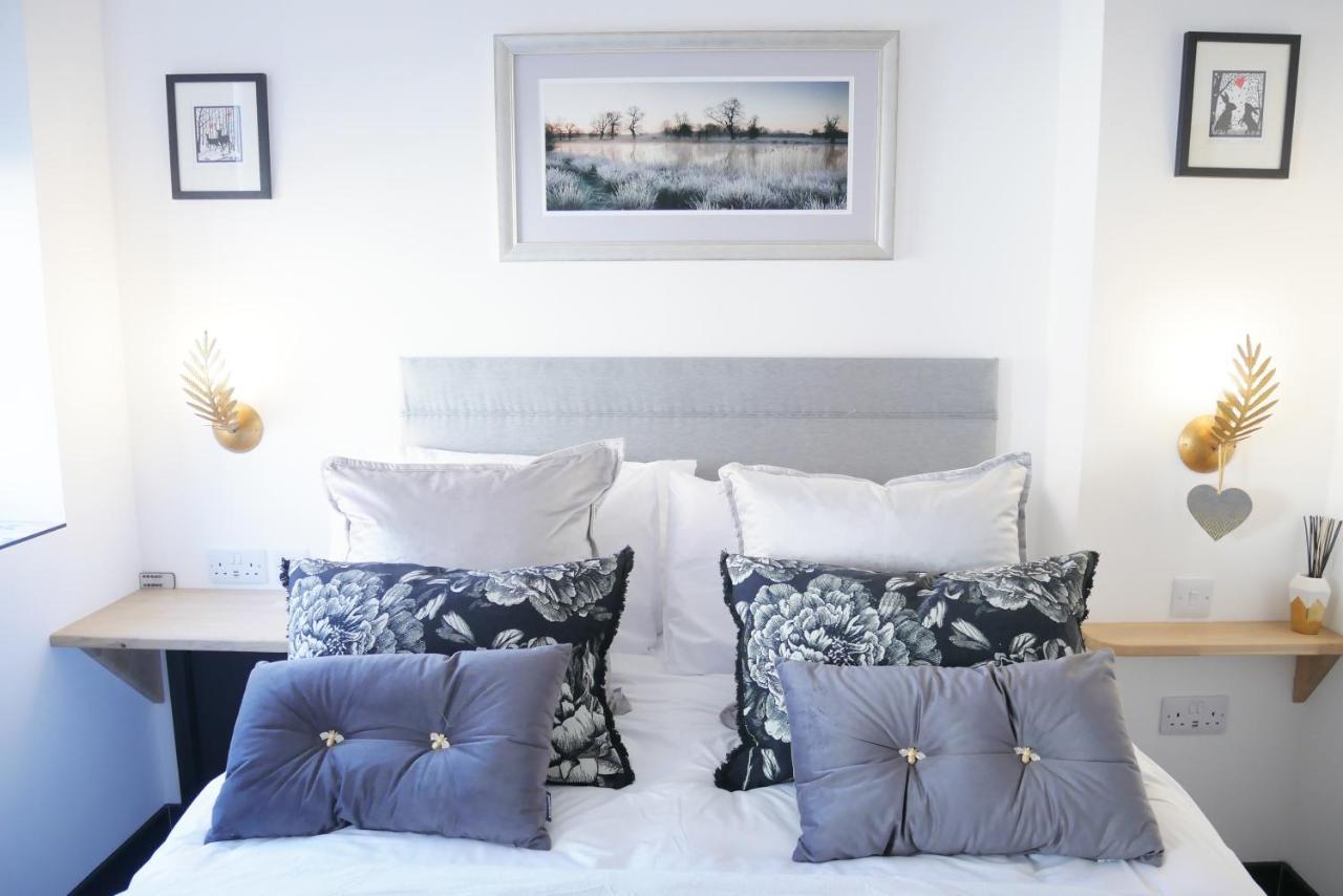 One Bedroom Luxury Ground Floor Apartment With Parking In Heart Holt 홀트 외부 사진