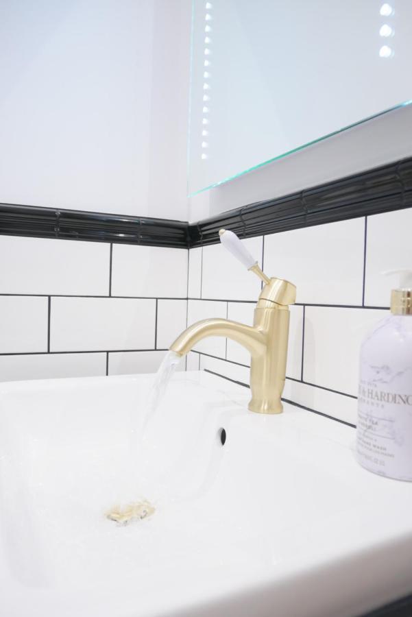 One Bedroom Luxury Ground Floor Apartment With Parking In Heart Holt 홀트 외부 사진