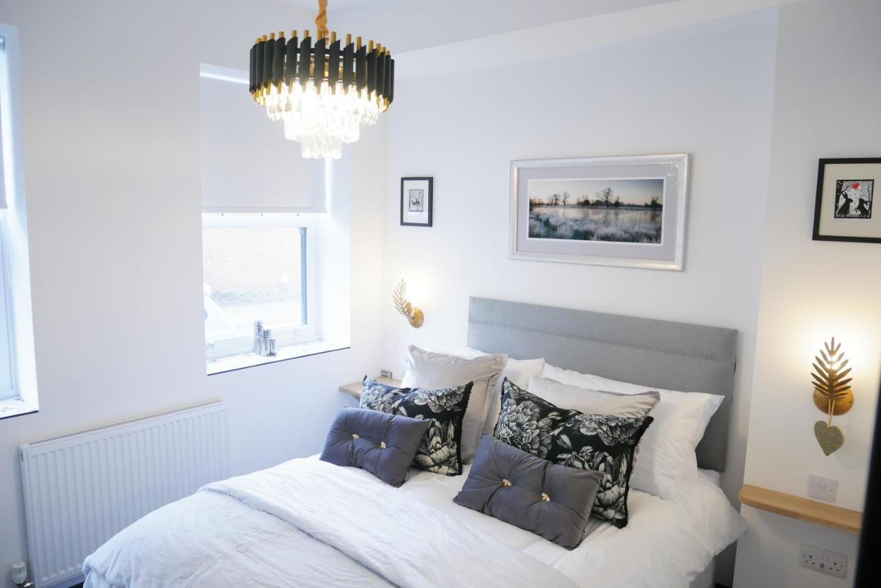One Bedroom Luxury Ground Floor Apartment With Parking In Heart Holt 홀트 외부 사진