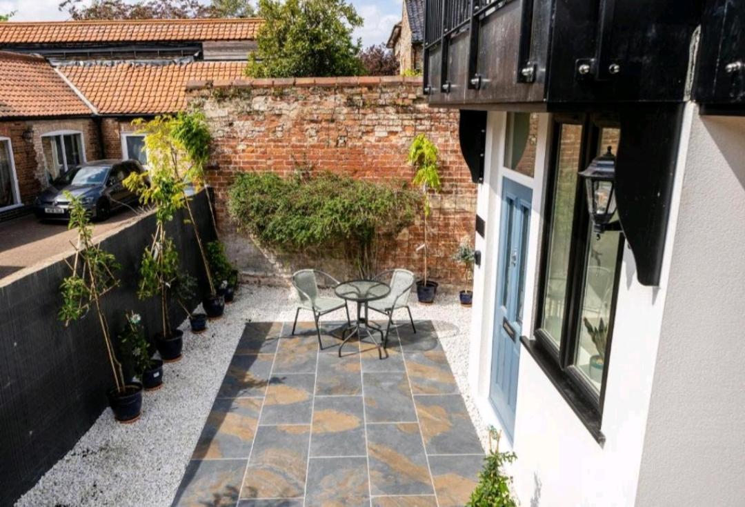 One Bedroom Luxury Ground Floor Apartment With Parking In Heart Holt 홀트 외부 사진